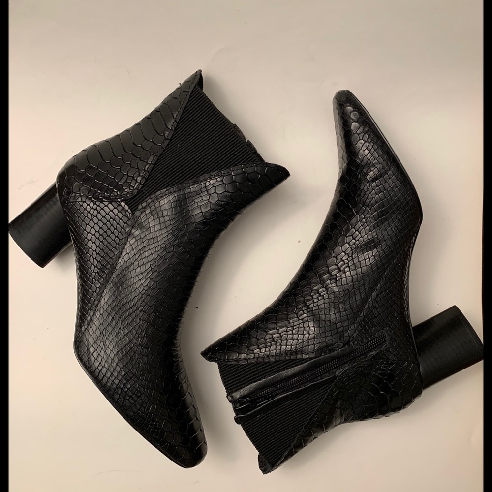 Donald J Pliner Black Croc Embossed Bootie sz 10M